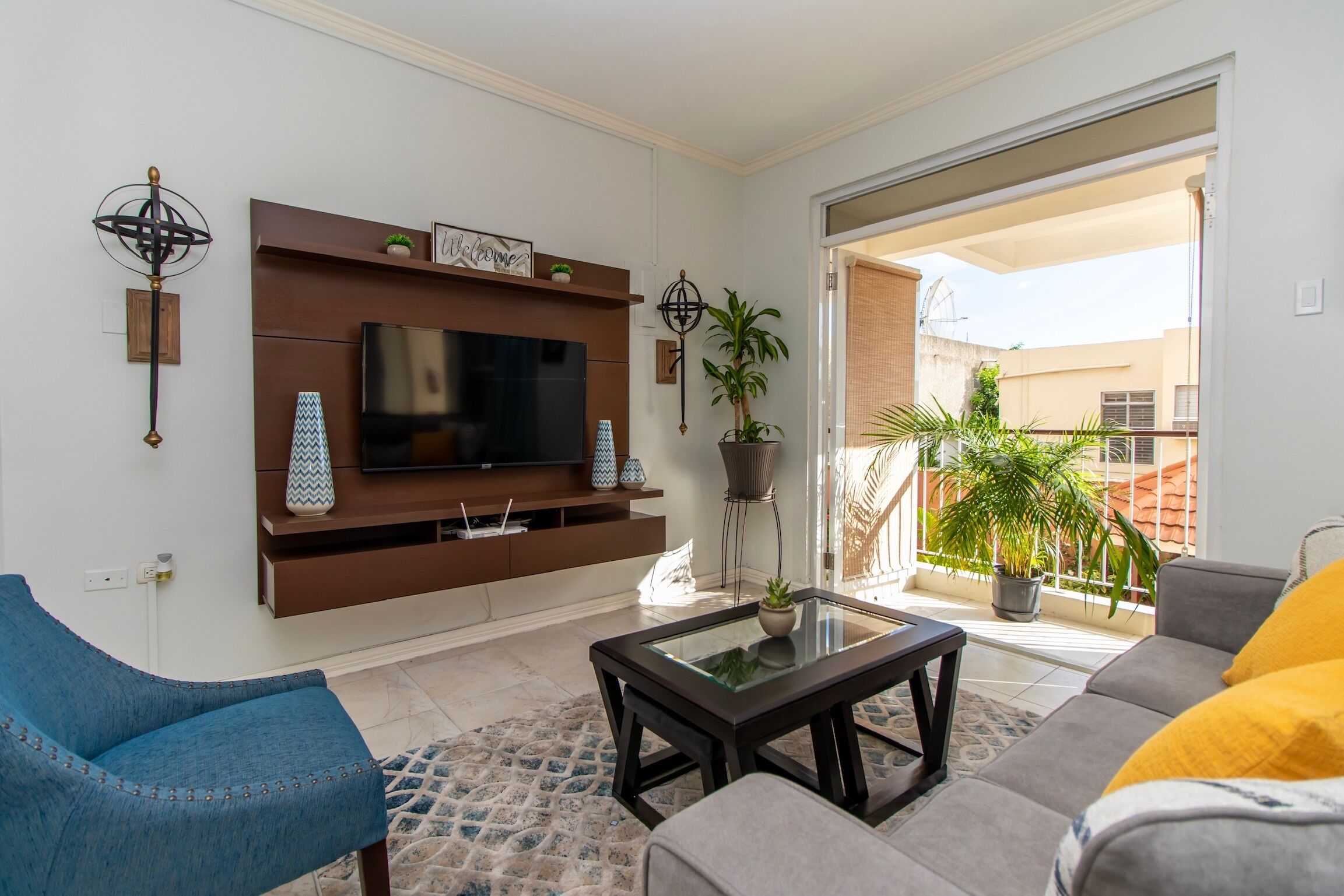 Smart TV, Netflix, libros y bocina smart 