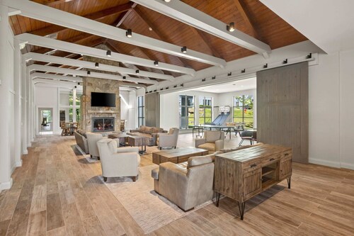 Slopeside Mountain Retreat! Ski Off w/Fireplace