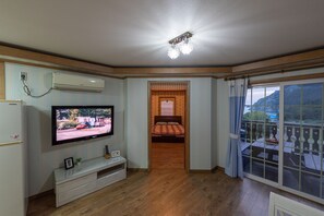 Een 30-inch flatscreentelevisie met kabelzenders en televisie