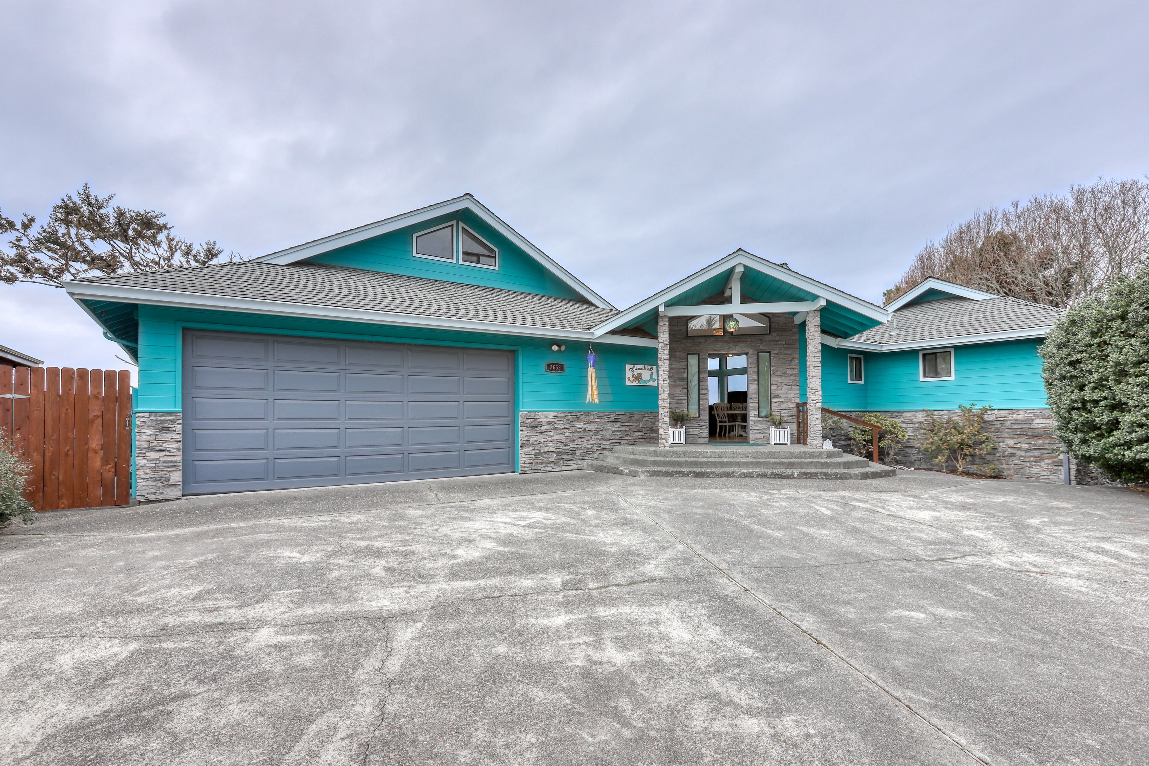 Modern Beach home w/ Ocean Views, Private Hot Tub, Firepit, Gas Grill, & more
