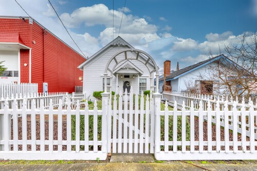 Charming Victorian gem with 11-foot ceilings, patio area & washer/dryer