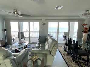 TV connectée, livres, médiathèque, chaîne hi-fi