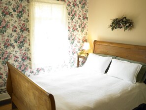 2 bedrooms, iron/ironing board, free WiFi, bed sheets - Quintessential Island Getaway on Orcas Island. Gorgeous view! Starting at $199 (Eastsound)