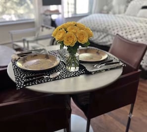 1 habitación, tabla de planchar con plancha, wifi gratis y ropa de cama