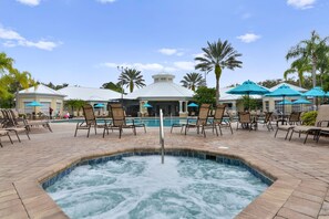 Alberca al aire libre y alberca climatizada