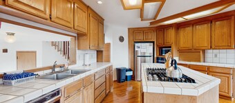 Upscale home near the ocean w/ jetted tub, game room, and gas grill