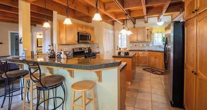 Beautiful & Cozy Cabin. Perfect Location, Kid Friendly. Free Starlink WIFI.