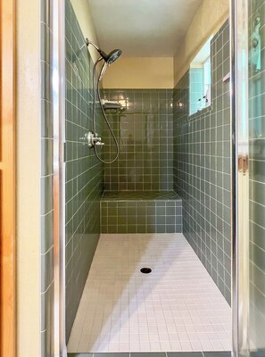 Ensemble baignoire-douche, séchoir à cheveux, serviettes fournies, savon