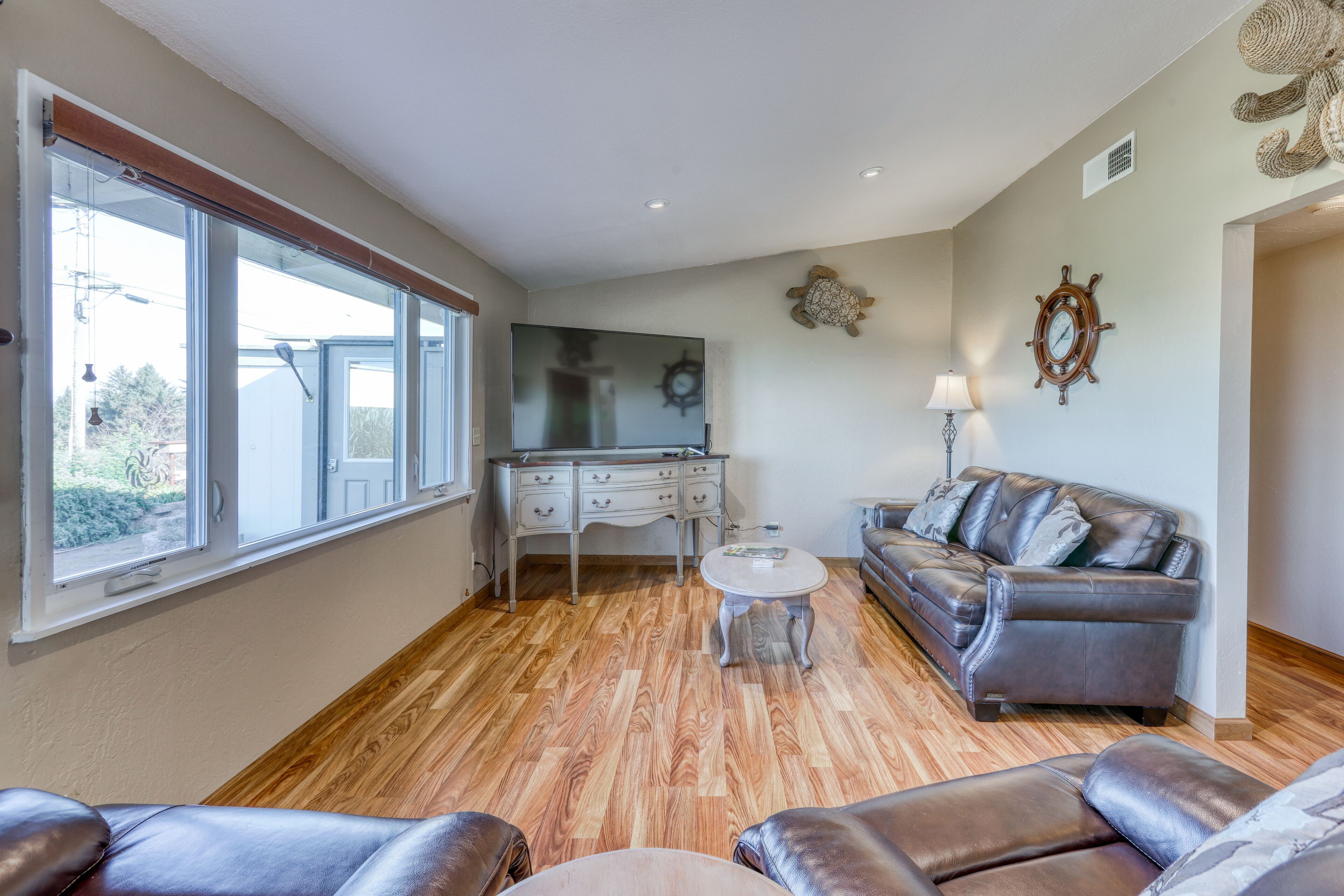 Charming retreat with sweeping views of the bay and ocean Private BBQ/patio