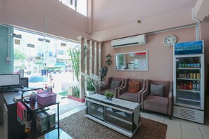 Lobby sitting area - Spot On 89796 D'noor Budget Inn (Kota Bharu)
