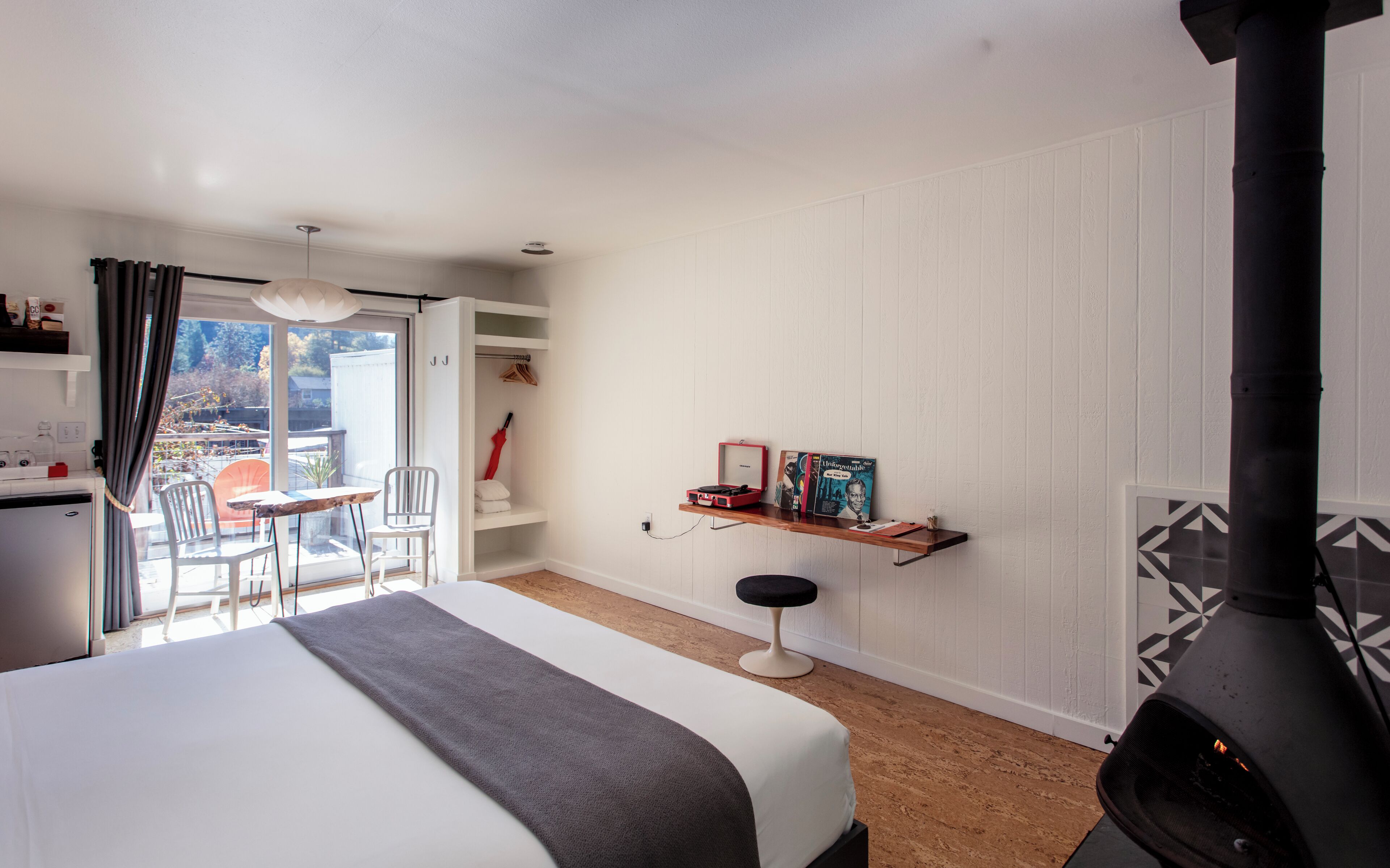 ห้องดีลักซ์ | เครื่องนอนระดับพรีเมียม, เตียงพร้อมฟูกเสริมที่นอน