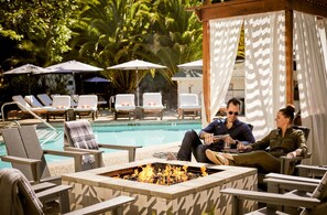 Outdoor pool, pool umbrellas, pool loungers - Boon Hotel + Spa - Adults Only (Guerneville)