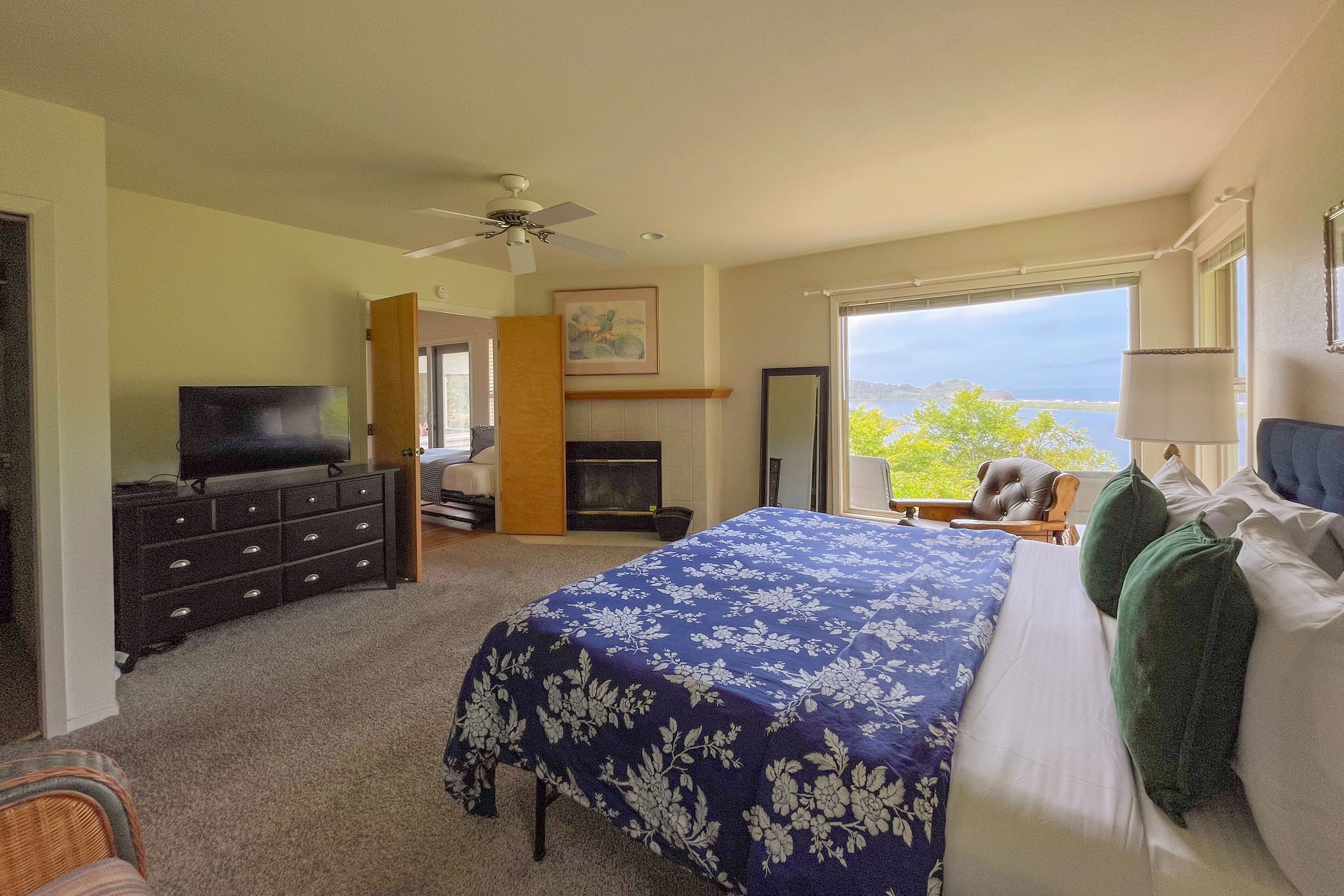 3 bedrooms, iron/ironing board, internet, bed sheets