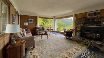 Una televisión, un reproductor de DVD, una mesa de tenis de mesa