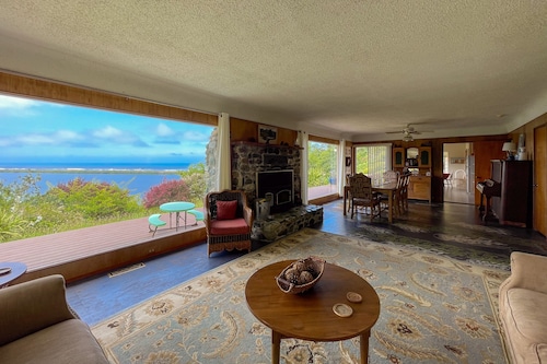 Koiraystävällinen, rantahotelli kotiin, jossa oma terassi, merinäköala ja pingispöytä