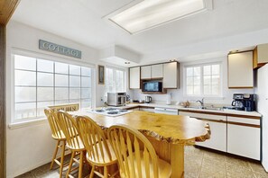 Réfrigérateur, micro-ondes, plaque de cuisson, lave-vaisselle