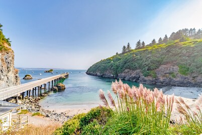 Cozy home with hot tub, incredible ocean views, WiFi & private deck