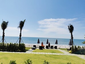 On the beach, sun-loungers, beach towels - Mae Phim Beach front Escape Resort (Kram)