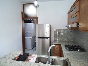 Mikrowelle, Geschirrspüler, Wasserkocher mit Kaffee-/Teezubehör