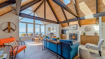 Televisión y chimenea