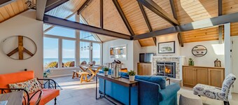 Renovert hjem med utsikt over havet og en kort spasertur til parker og strender