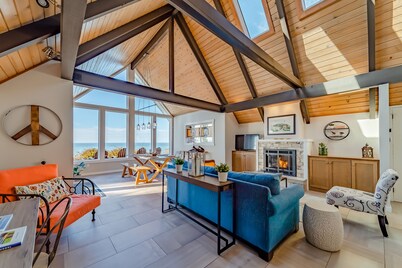 Classic  home with ocean views - just a short walk to parks & beaches