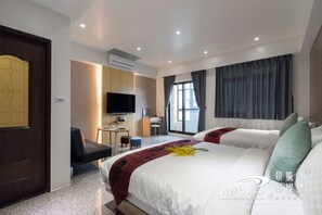 Comfort Quadruple Room (301) | Down comforters, individually decorated, individually furnished, desk - Play Inn (Dongshan)
