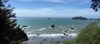 Familievennlig hjem ved sjøen med havutsikt over naturskjønne Houda Point