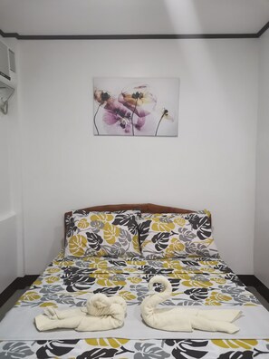 Shower, free toiletries, towels, soap - Cayabyabs Apartment (Panglao)