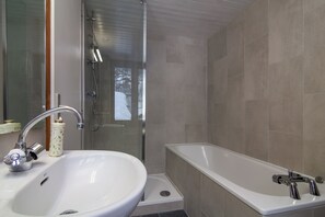 Combined shower/bathtub, bidet, towels - Résidence Igloo 12 ski in/ski out, Le Tour (Argentière), France (Le Tour (Argentière))