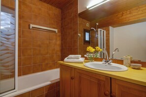 Ensemble douche/baignoire, bidet, serviettes fournies