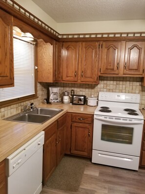 Een koelkast, een microgolfoven, een oven, een kookplaat