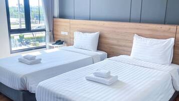 Deluxe Twin Room, 2 Single Beds, Non Smoking | Hypo-allergenic bedding, desk, laptop workspace, blackout curtains