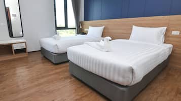 Habitación Deluxe con 2 camas individuales, 2 camas individuales, no fumadores | Baño | Ducha, cabezal de ducha con hidromasaje, secador de pelo y toallas
