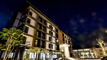 Vista frontal de la propiedad por la tarde o noche