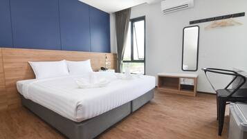 Habitación doble Deluxe, 1 cama King size, para no fumadores | Ropa de cama hipoalergénica y escritorio