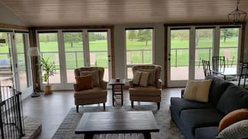 Smart TV, chimenea, reproductor de DVD y libros