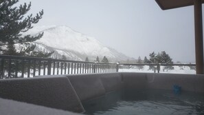 Outdoor spa tub - Glacier park views on the golf course! Great for Families. (West Glacier)