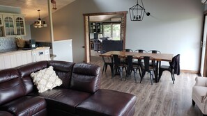 Smart TV, fireplace, DVD player, books - Glacier park views on the golf course! Great for Families. (West Glacier)