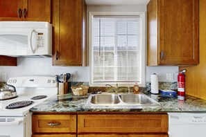 Réfrigérateur, four à micro-ondes, un four, surface de cuisson