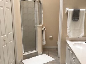 Combined shower/tub, hair dryer, towels