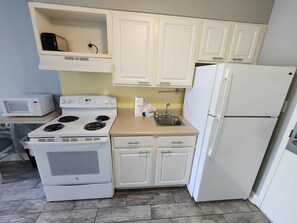 Refrigerador con congelador, microondas, horno y parrilla de estufa