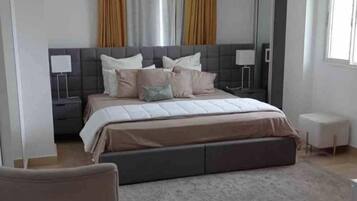 6 bedrooms, iron/ironing board, WiFi, bed sheets