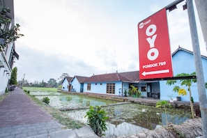 A building with a red sign indicating "OYO PONDOK 789". - OYO 1207 Pondok 789 (Munggu)