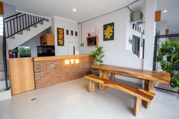 Una cocina moderna con un banco de madera, una escalera y un televisor fijado a la pared.