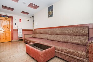 Living room - OYO 436 Emirates Suites (Bengaluru)