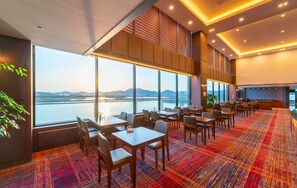 Se sirven desayunos y cenas, con vista al mar 