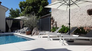 Una piscina al aire libre, una piscina climatizada