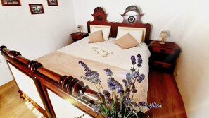 2 室のベッドルーム、セーフティボックス (室内)、デスク、防音設備