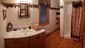 Duschwanne, Handtücher, Seife, Shampoo